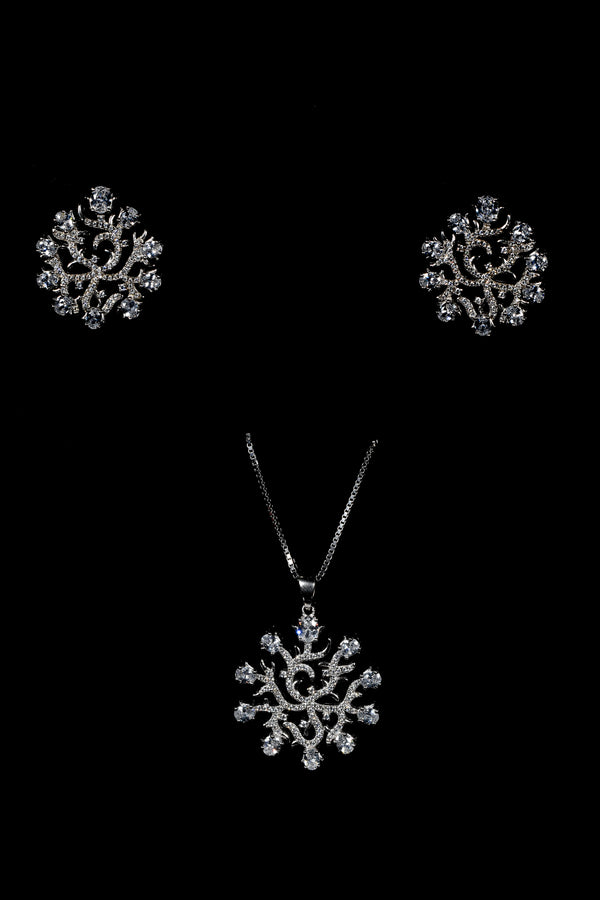 Celeste Glow Oval Diamond Pendant Set