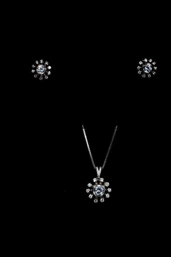 Radiant Bloom V-Hold Pendant Set