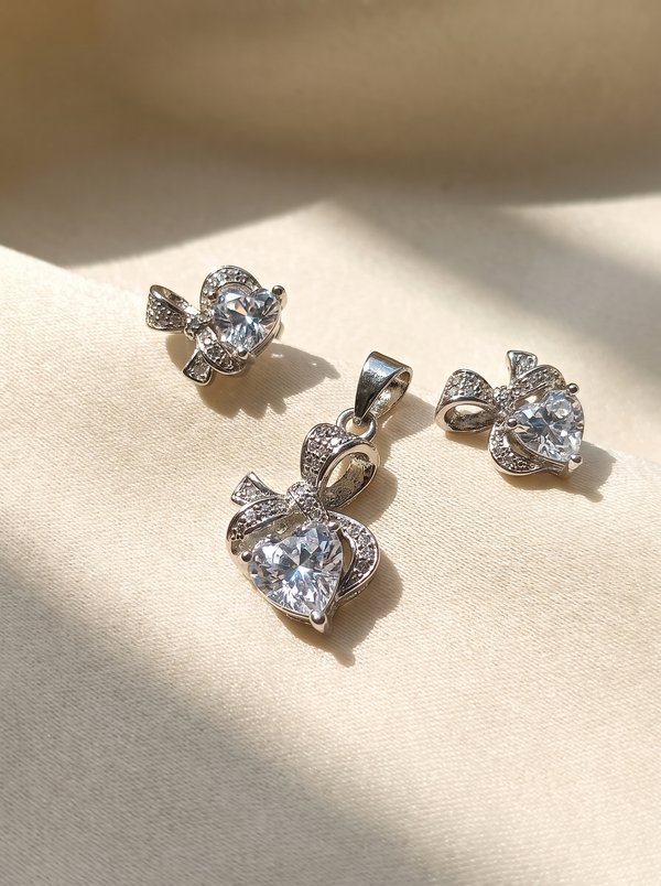 Élan Solitaire Pendant Set