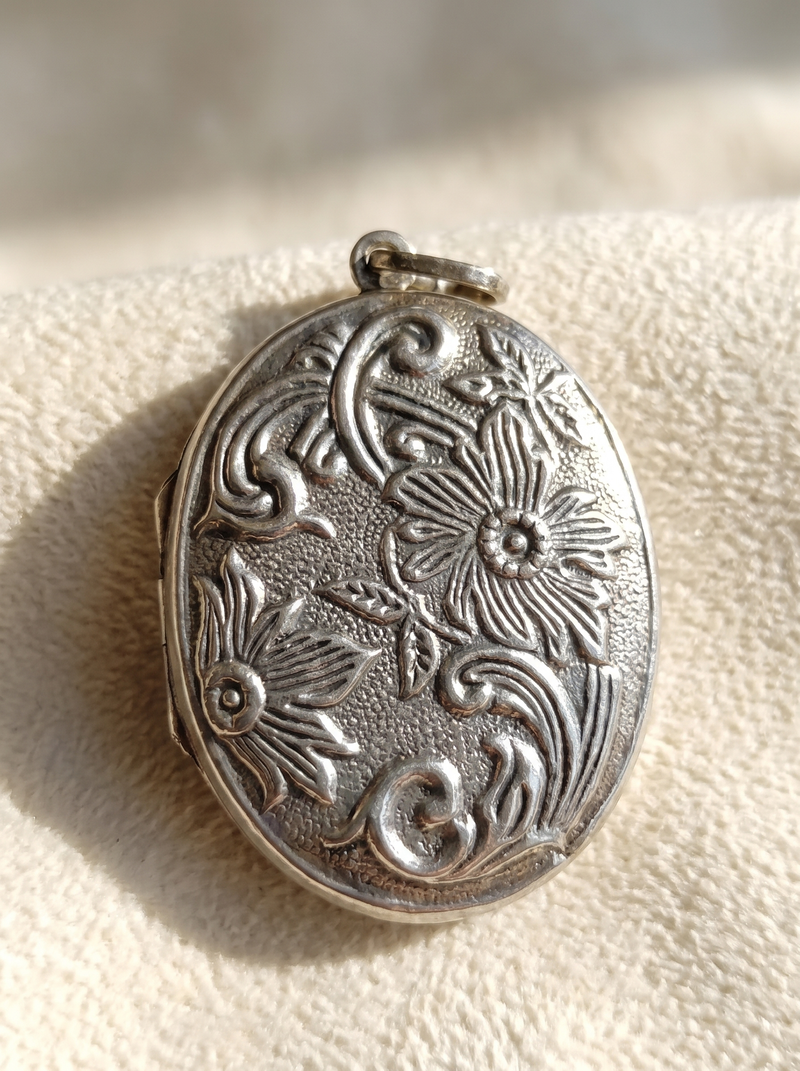 Éternelle Bloom Antique Locket Pendant